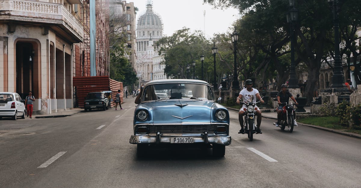 découvrez l'histoire fascinante de la moto, de ses origines aux modèles emblématiques d'aujourd'hui. explorez l'évolution des motos à travers les décennies et leur impact sur la culture et la société.
