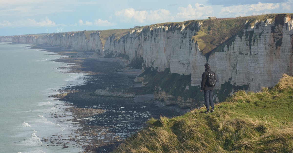 découvrez fécamp, charmante ville côtière normande, célèbre pour son port pittoresque, ses falaises impressionnantes et son riche patrimoine historique. une destination idéale pour les amateurs de nature et de culture.